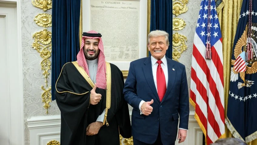 EUA e Arábia Saudita avançam em negociações sobre acordo nuclear, segundo imprensa Por Redação | Aliança Business Revista O governo dos Estados Unidos, liderado pelo presidente Donald Trump, deverá anunciar um amplo acordo de cooperação nuclear com a Arábia Saudita, conforme informações divulgadas pela imprensa internacional. De acordo com as informações publicadas, o entendimento prevê avanços na cooperação entre os dois países na área de energia nuclear para fins civis. Entre os pontos discutidos está a possibilidade de ampliação da capacidade saudita relacionada ao ciclo do combustível nuclear, tema que costuma ser acompanhado de perto pela comunidade internacional devido às questões de segurança e não proliferação nuclear. Caso seja oficializado, o acordo poderá representar um novo capítulo nas relações diplomáticas entre Washington e Riad, além de influenciar o cenário geopolítico do Oriente Médio e as discussões internacionais sobre energia e segurança. Até a publicação desta matéria, as autoridades envolvidas ainda não haviam divulgado todos os detalhes do eventual acordo. A Aliança Business Revista e a Rádio VIP Online acompanham os principais acontecimentos nacionais e internacionais, levando aos leitores e ouvintes informações de interesse público com responsabilidade e compromisso com a apuração dos fatos. Nota Editorial Esta matéria foi produzida com base em informações divulgadas por veículos de imprensa e fontes públicas disponíveis até o momento de sua publicação. O conteúdo poderá ser atualizado conforme novos pronunciamentos oficiais ou informações adicionais sejam divulgados. A Aliança Business Revista e a Rádio VIP Online prezam pela imparcialidade, responsabilidade editorial e compromisso com a informação. 🌐 Aliança Business Revista: https://aliancabusinessrevista.online/� 🌐 Rádio VIP Online: https://radioviponline.com/� Aliança Business Revista Aliança que conecta, conteúdo que transforma.