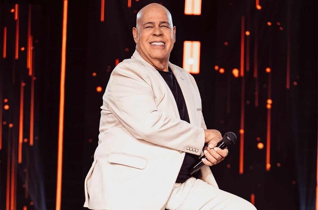 Mattos Nascimento alerta sobre uso indevido de sua voz por Inteligência Artificial  O cantor e compositor Mattos Nascimento, um dos maiores nomes da música cristã brasileira, fez um alerta aos seus seguidores após descobrir conteúdos divulgados na internet utilizando sua voz de forma não autorizada por meio de Inteligência Artificial (IA).  Segundo o artista, vídeos e supostos álbuns inéditos estão circulando em plataformas digitais com músicas que nunca foram gravadas ou compostas por ele. A tecnologia de clonagem vocal tem sido utilizada para simular interpretações com características muito próximas da voz original, levando muitos ouvintes a acreditarem que se tratam de lançamentos oficiais.  O caso acende um importante debate sobre os desafios da Inteligência Artificial no meio artístico, especialmente em relação aos direitos autorais, à identidade vocal dos intérpretes e à proteção da imagem de artistas consagrados.  Além de Mattos Nascimento, outros nomes da música gospel também já tiveram suas vozes utilizadas sem autorização em conteúdos gerados por IA, reforçando a necessidade de maior fiscalização e de mecanismos legais para combater esse tipo de prática.  A Rádio VIP On Line orienta o público a sempre conferir se músicas e lançamentos foram publicados nos canais oficiais dos artistas antes de compartilhar ou consumir esse conteúdo.  A tecnologia pode ser uma grande aliada quando utilizada de forma ética, mas seu uso indevido representa um desafio crescente para músicos, compositores e toda a indústria fonográfica.  Fonte de inspiração: informações divulgadas por O Fuxico Gospel, adaptadas e reescritas para publicação jornalística da Rádio VIP On Line.