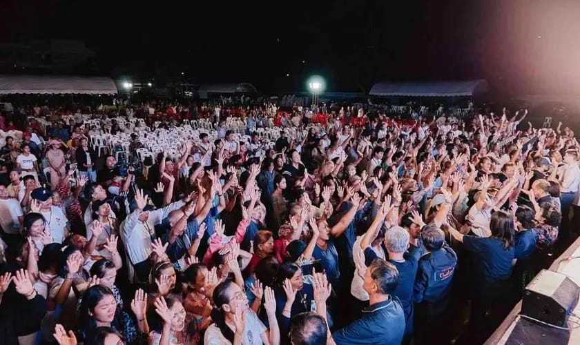 Mais de 400 pessoas entregam a vida a Jesus em campanha evangelística na Tailândia
